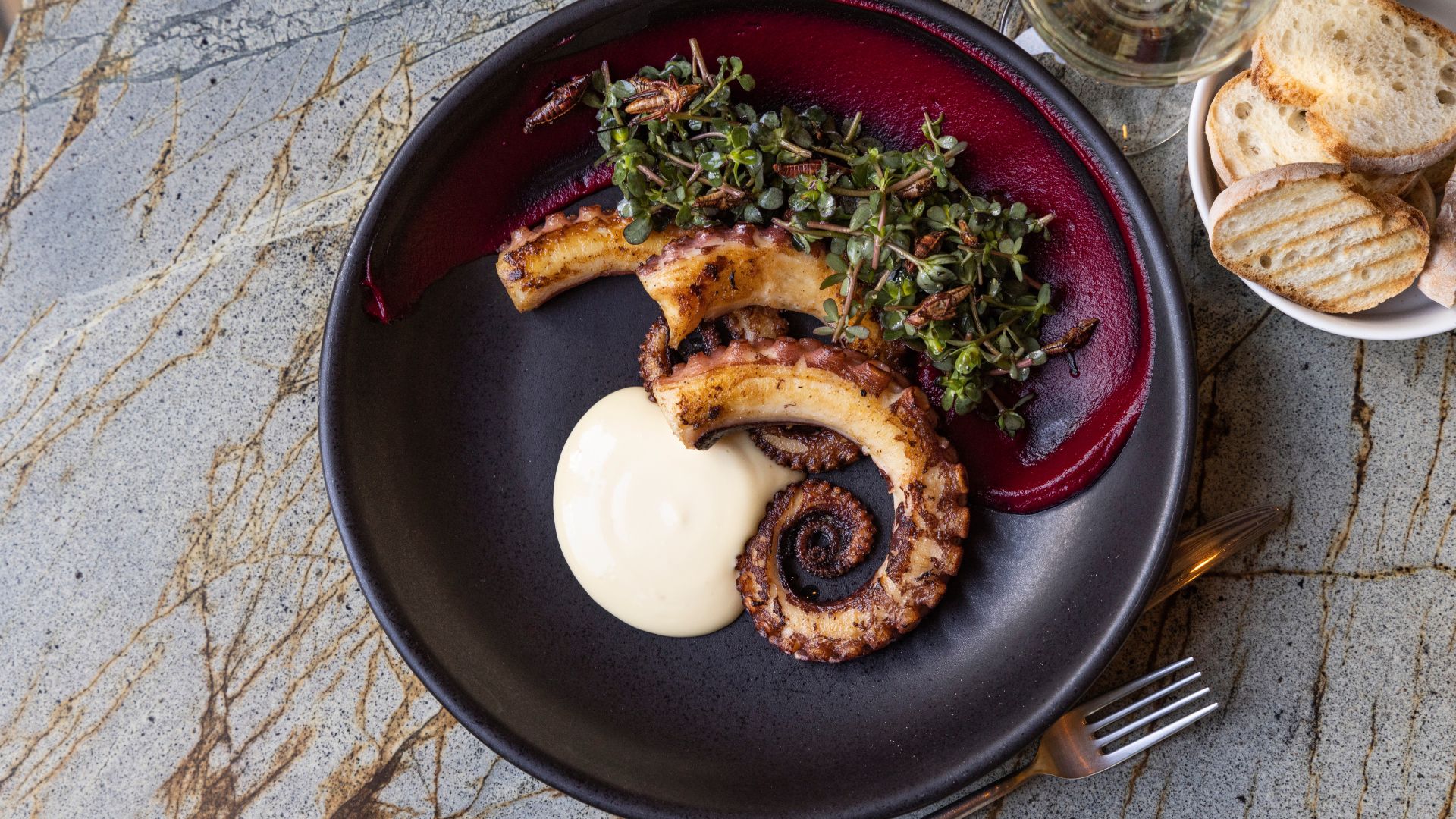 Conoce el pulpo a la plancha de nuestro menú en Avec Amour